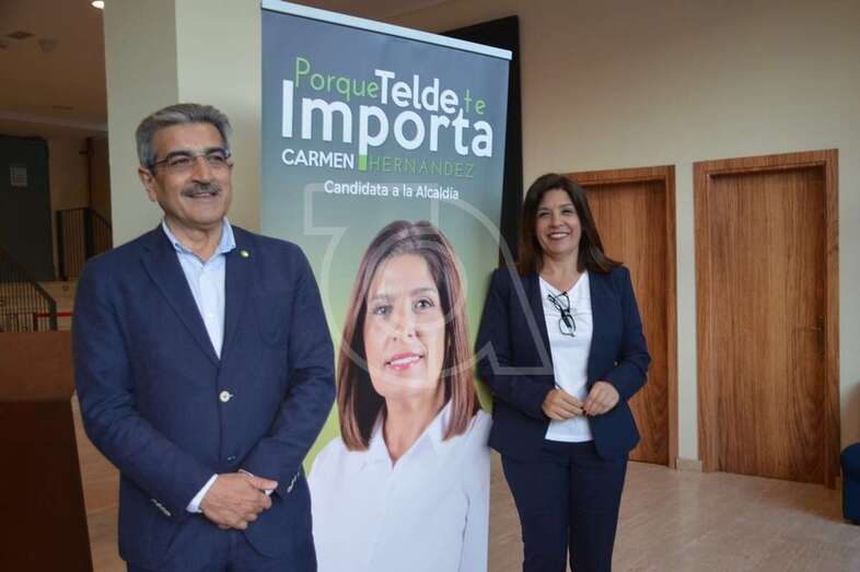 Imagen de archivo de Román Rodríguez y Carmen Hernández el día de la presentación de la candidatura en el Teatro de Telde (Foto TA)